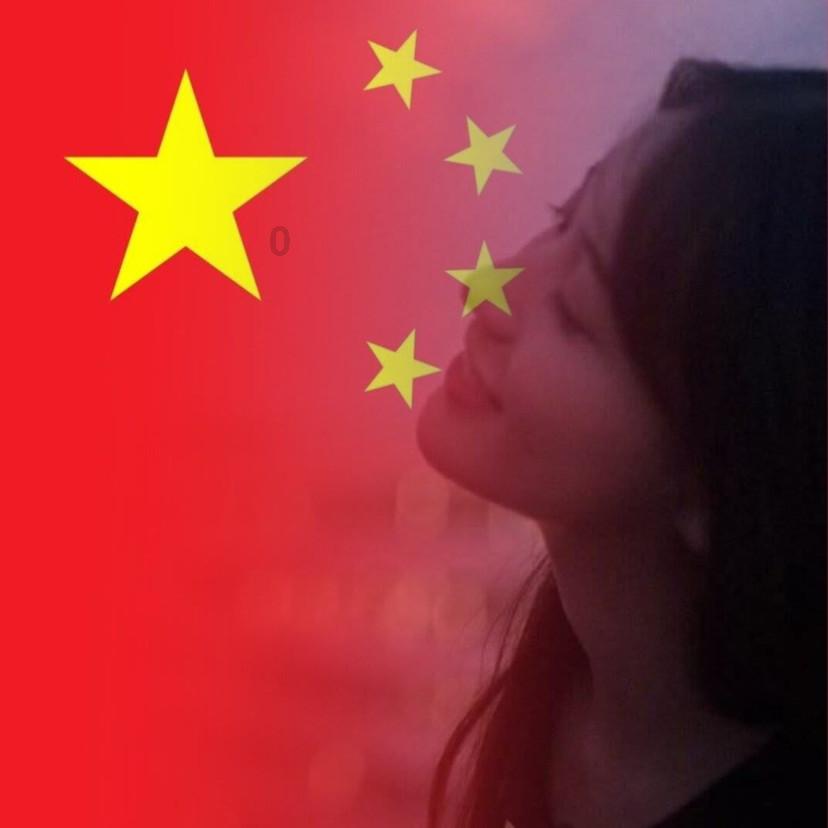 漂亮女孩清洗车