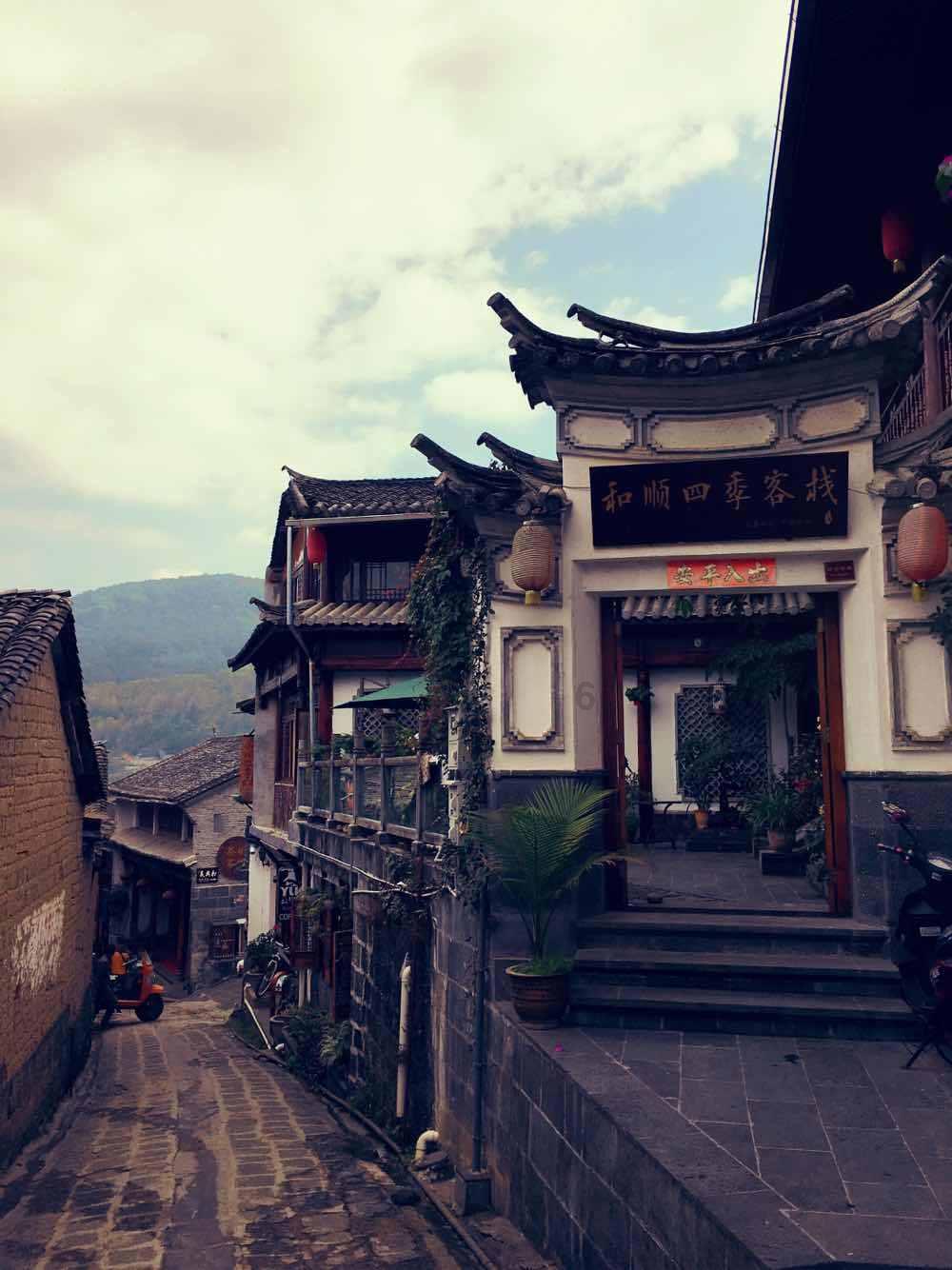 他是勇敢的战士，因见义勇为被人们所熟知，永远冲在最前面